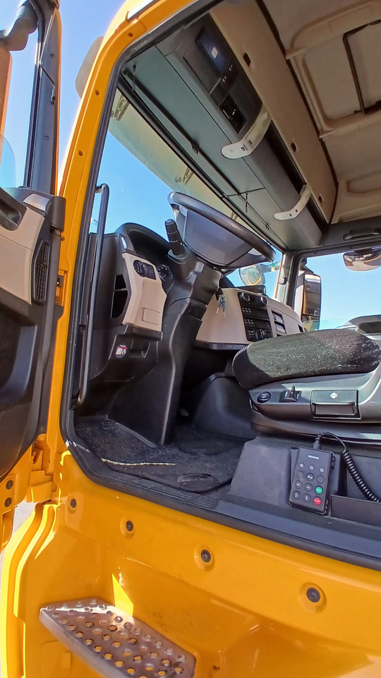 MAN TGX 460 - Nyergesvontató: 5 kép. MAN TGX 460 - Nyergesvontató: 5 kép.