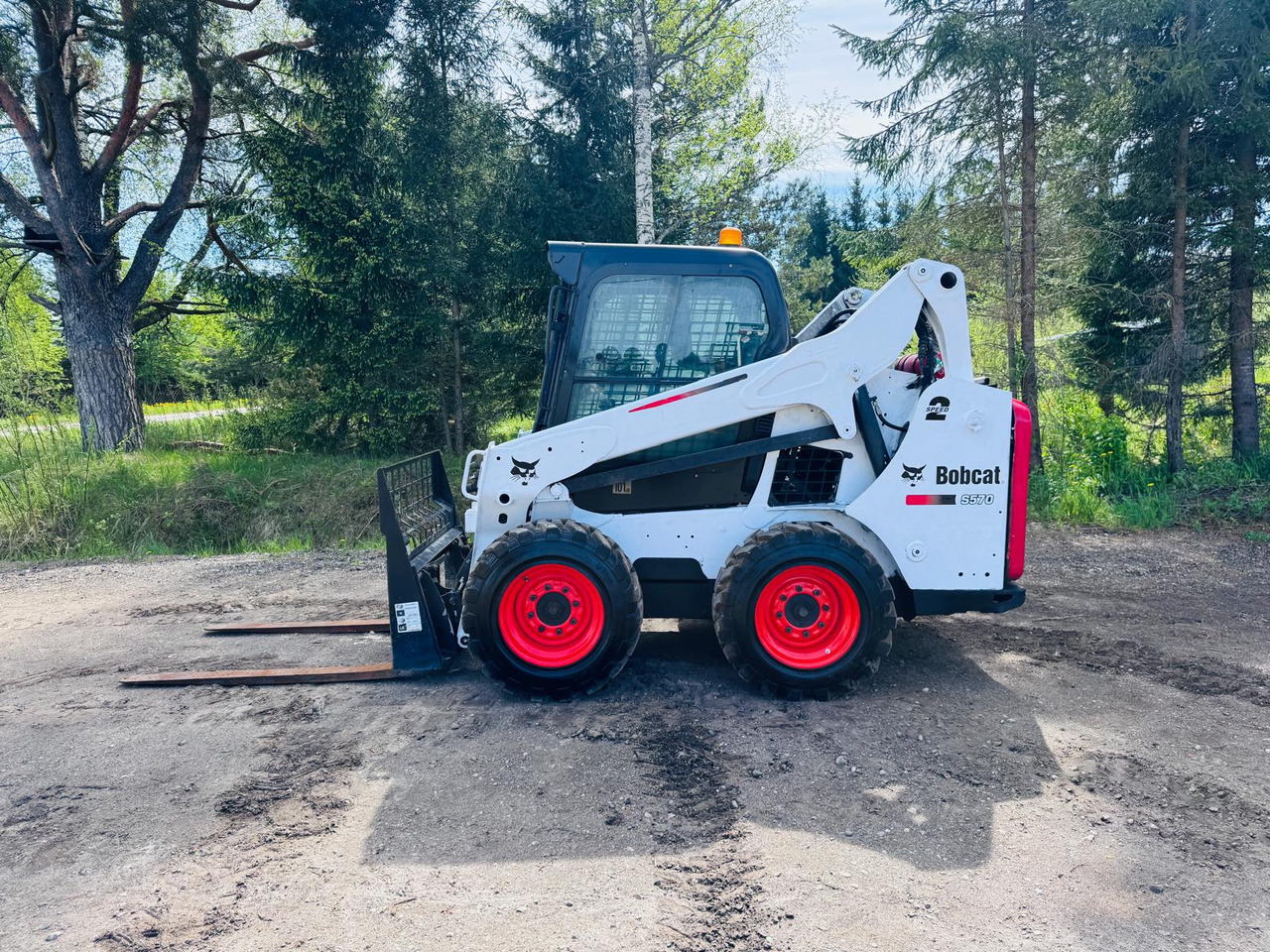BOBCAT S570 - Mini homlokrakodó: 2 kép. BOBCAT S570 - Mini homlokrakodó: 2 kép.