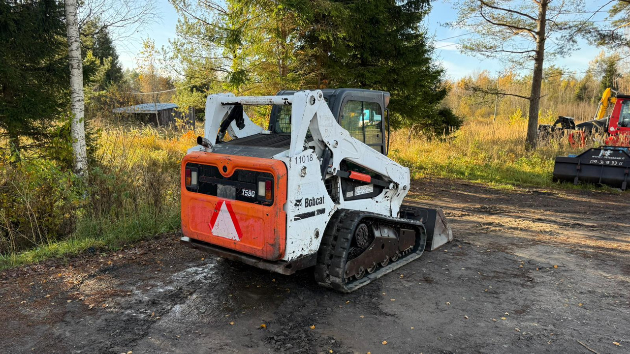Bobcat T590 - Mini homlokrakodó: 4 kép. Bobcat T590 - Mini homlokrakodó: 4 kép.