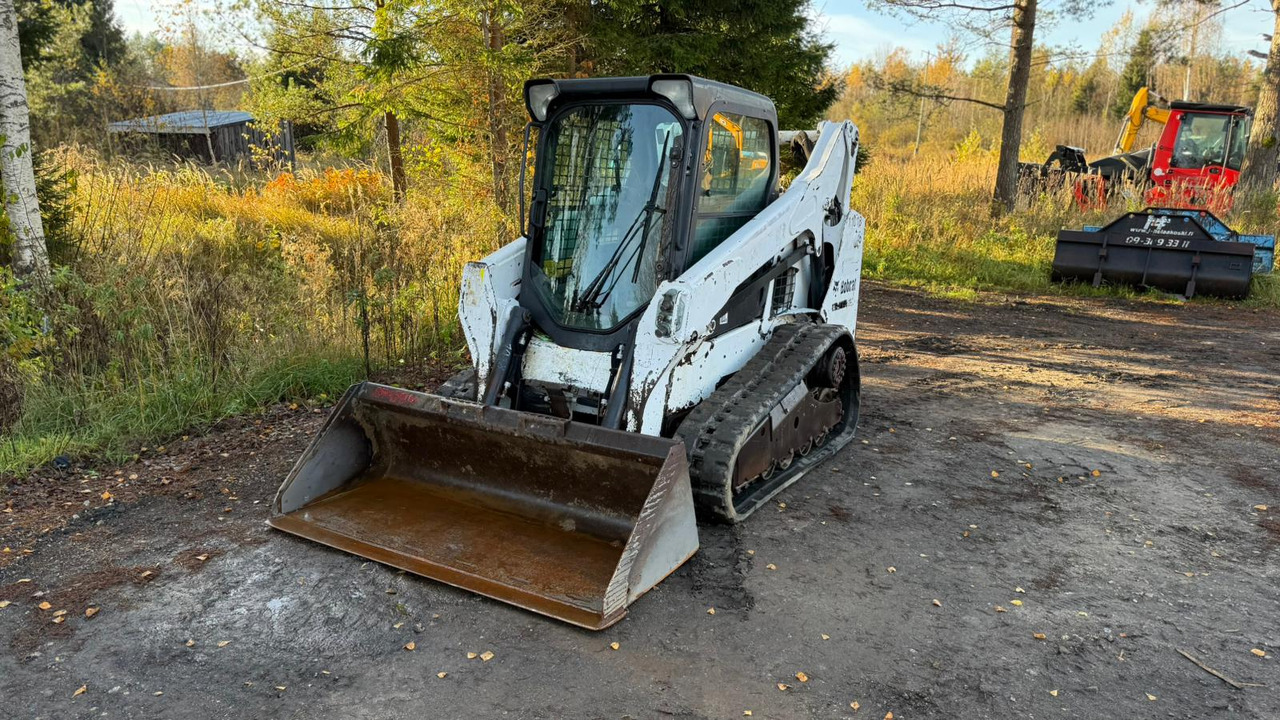 Bobcat T590 - Mini homlokrakodó: 1 kép. Bobcat T590 - Mini homlokrakodó: 1 kép.