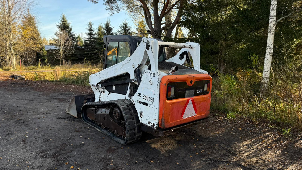 Bobcat T590 - Mini homlokrakodó: 3 kép. Bobcat T590 - Mini homlokrakodó: 3 kép.