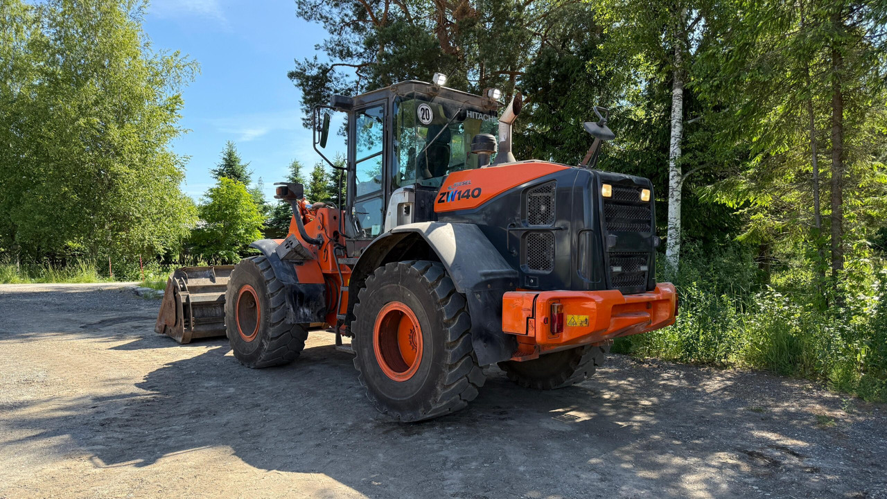 Hitachi ZW140 - Gumikerekes homlokrakodó: 3 kép. Hitachi ZW140 - Gumikerekes homlokrakodó: 3 kép.