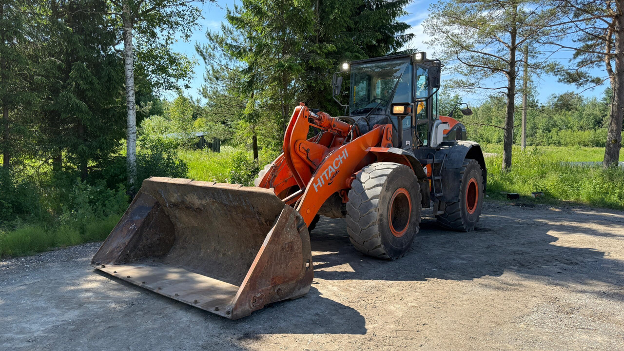 Hitachi ZW140 - Gumikerekes homlokrakodó: 1 kép. Hitachi ZW140 - Gumikerekes homlokrakodó: 1 kép.