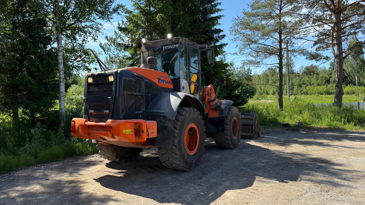 Hitachi ZW140 - Gumikerekes homlokrakodó: 4 kép. Hitachi ZW140 - Gumikerekes homlokrakodó: 4 kép.