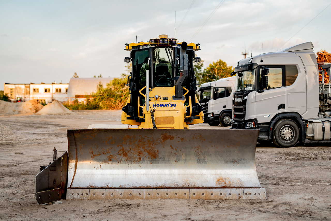 KOMATSU D51PX - Buldózer: 2 kép. KOMATSU D51PX - Buldózer: 2 kép.