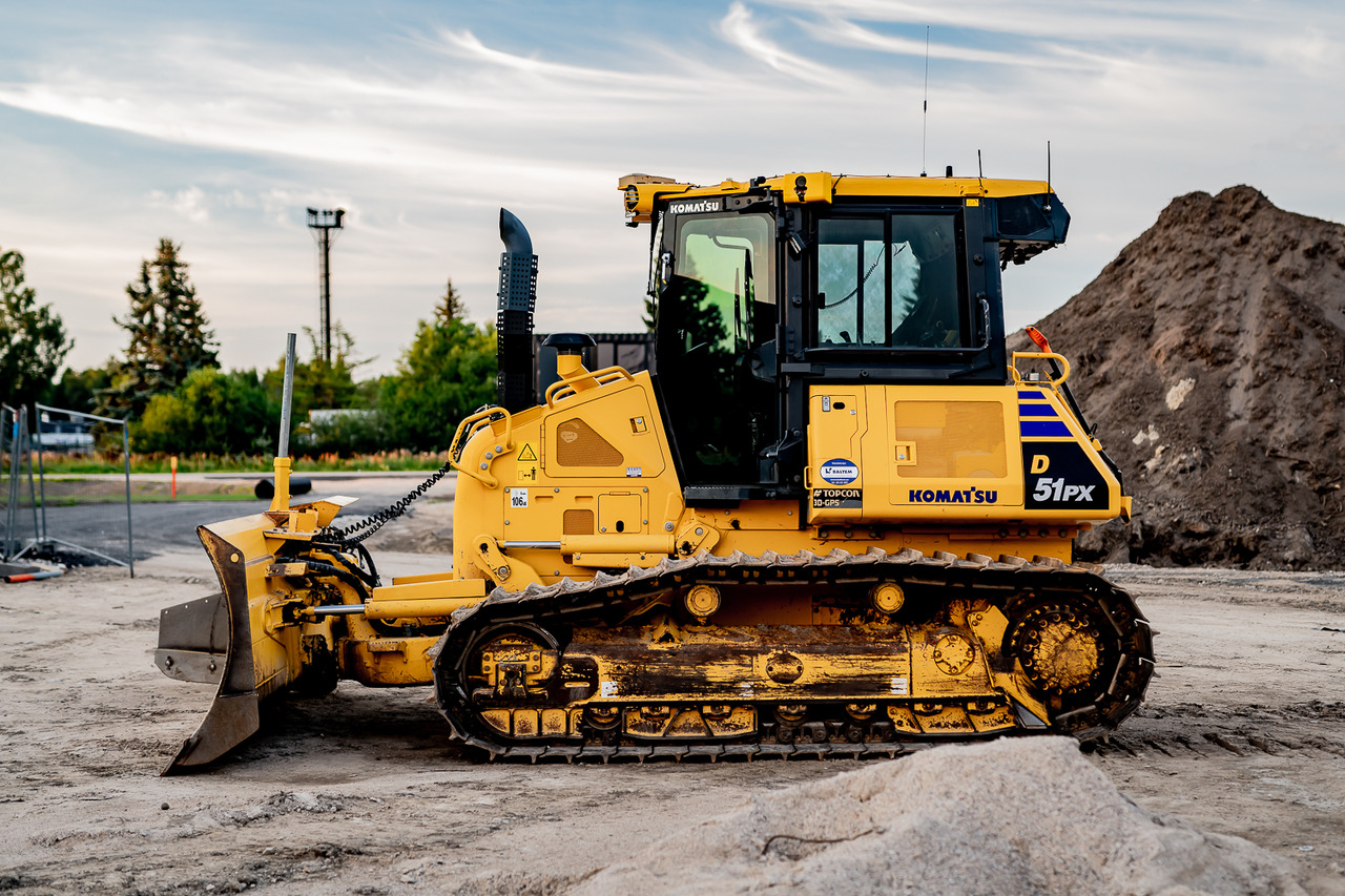 KOMATSU D51PX - Buldózer: 2 kép. KOMATSU D51PX - Buldózer: 2 kép.