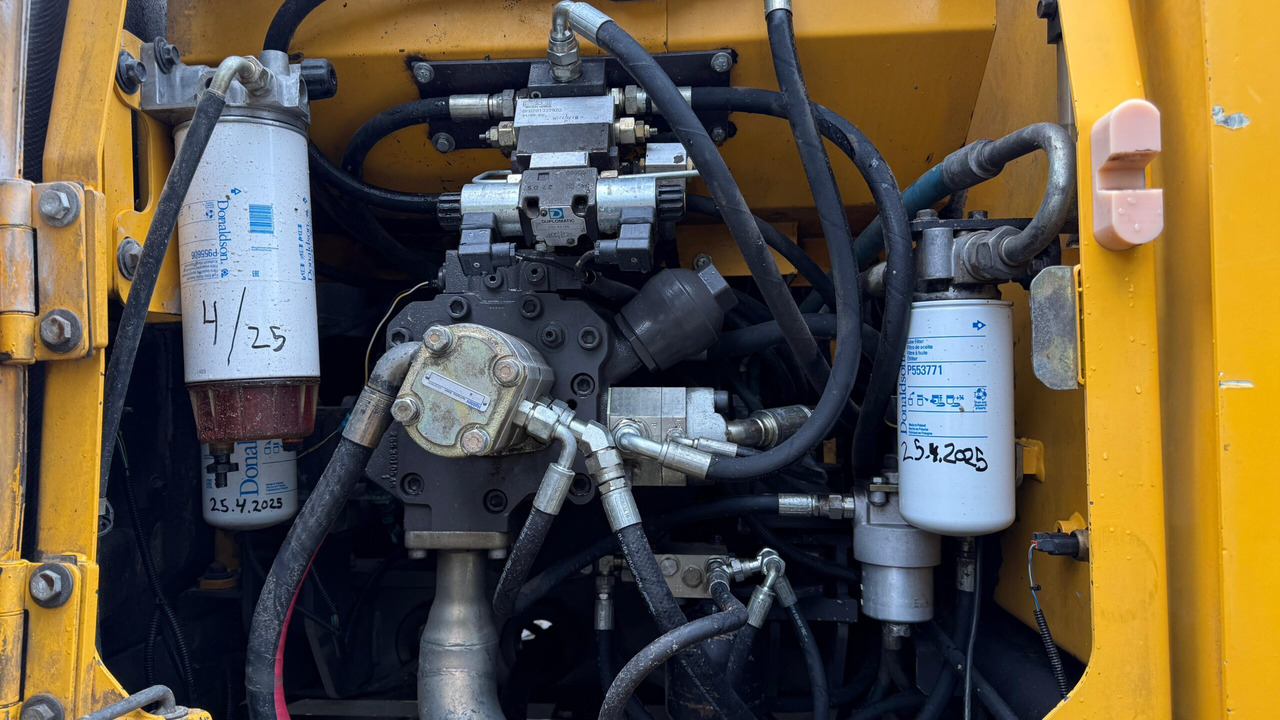 Gumikerekes kotró VOLVO EW160C: 14 kép.