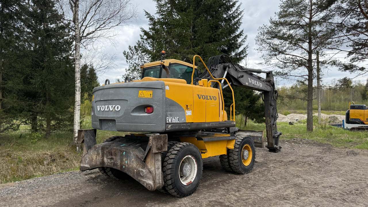 VOLVO EW160C - Gumikerekes kotró: 4 kép. VOLVO EW160C - Gumikerekes kotró: 4 kép.