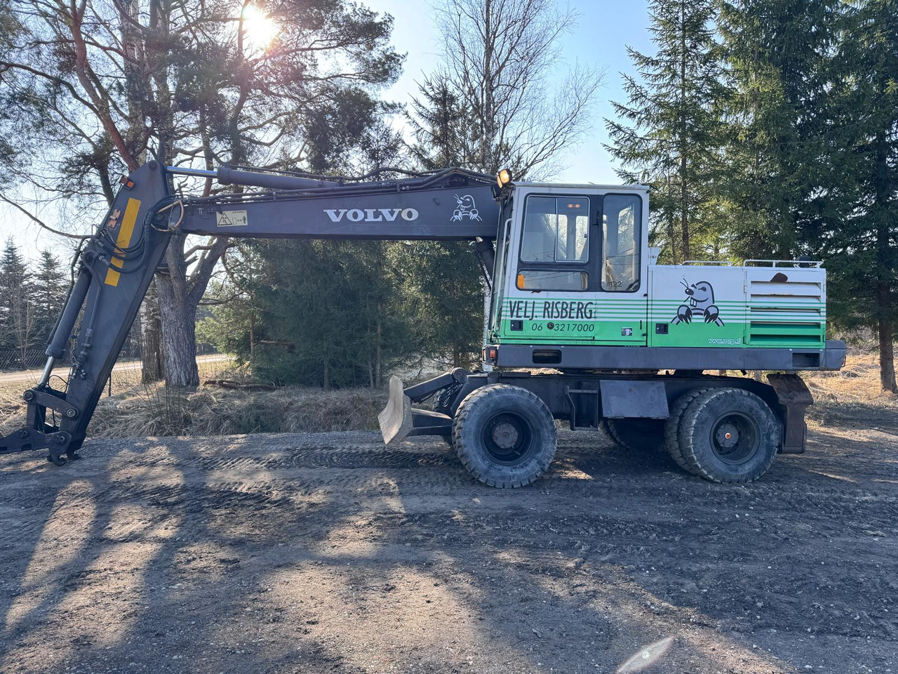 VOLVO EW200 - Gumikerekes kotró: 2 kép. VOLVO EW200 - Gumikerekes kotró: 2 kép.