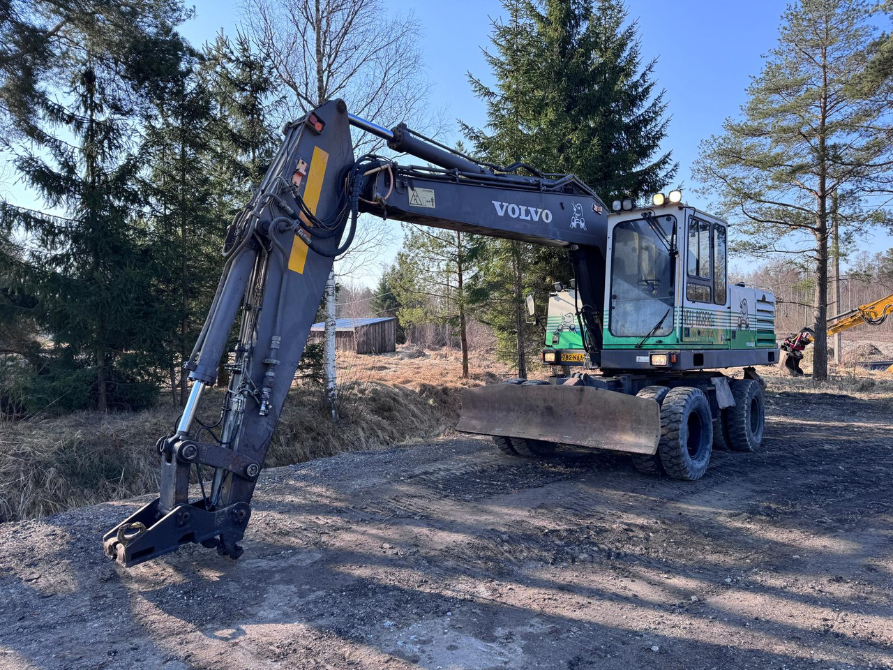 VOLVO EW200 - Gumikerekes kotró: 1 kép. VOLVO EW200 - Gumikerekes kotró: 1 kép.