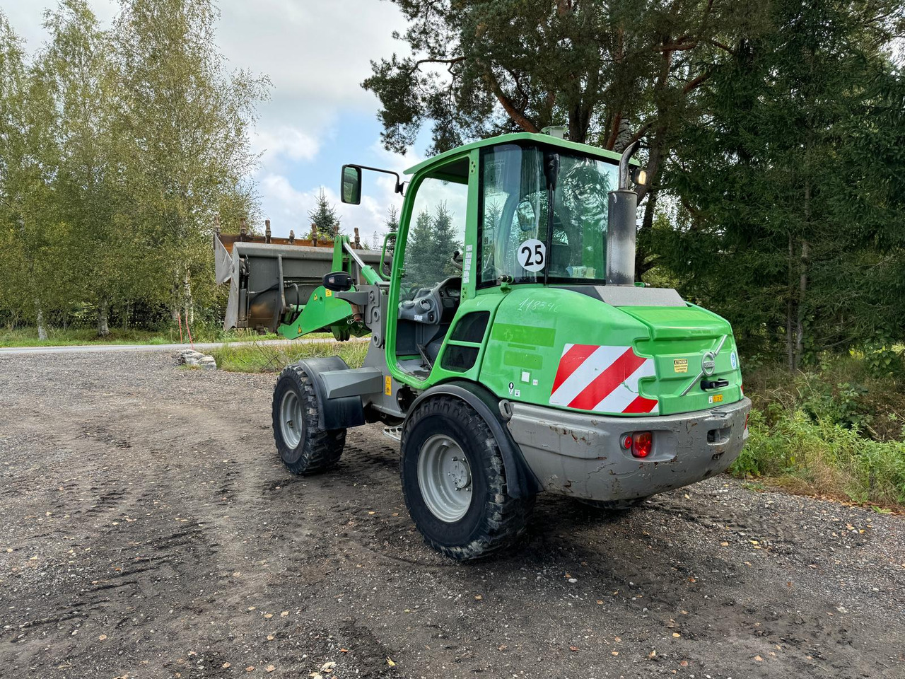 VOLVO L25F - Gumikerekes homlokrakodó: 4 kép. VOLVO L25F - Gumikerekes homlokrakodó: 4 kép.