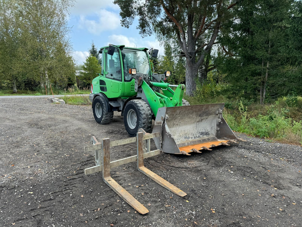 VOLVO L25F - Gumikerekes homlokrakodó: 1 kép. VOLVO L25F - Gumikerekes homlokrakodó: 1 kép.