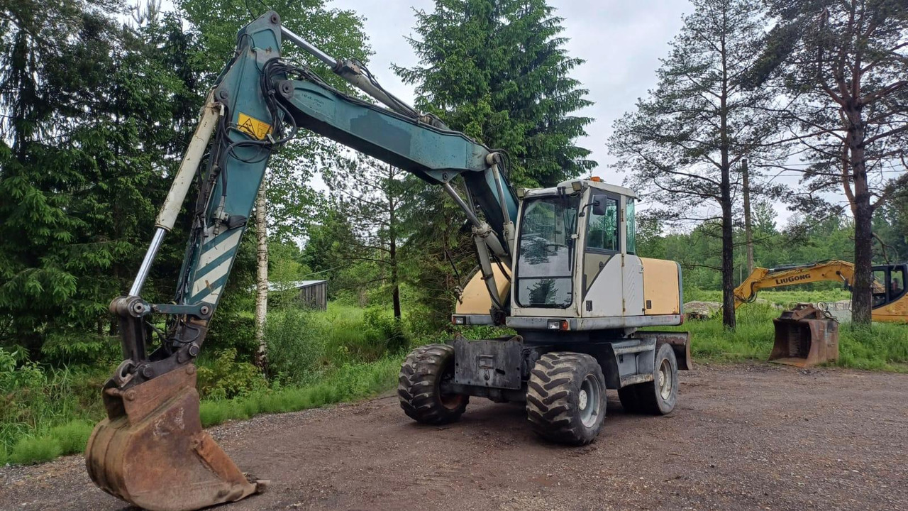 Volvo EW140 - Gumikerekes kotró: 1 kép. Volvo EW140 - Gumikerekes kotró: 1 kép.