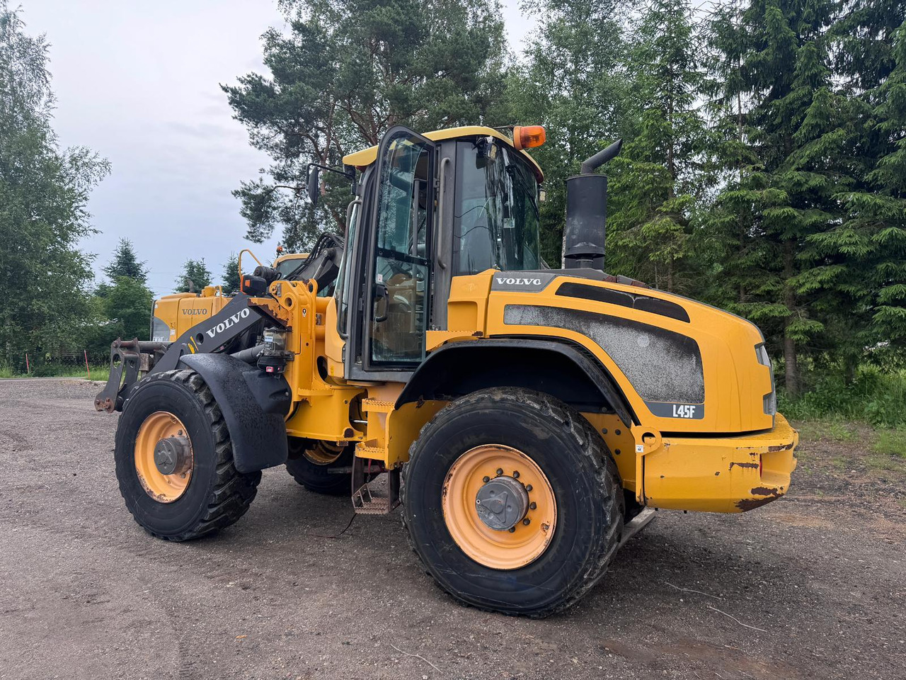 Volvo L45F-TP/S - Gumikerekes homlokrakodó: 2 kép. Volvo L45F-TP/S - Gumikerekes homlokrakodó: 2 kép.