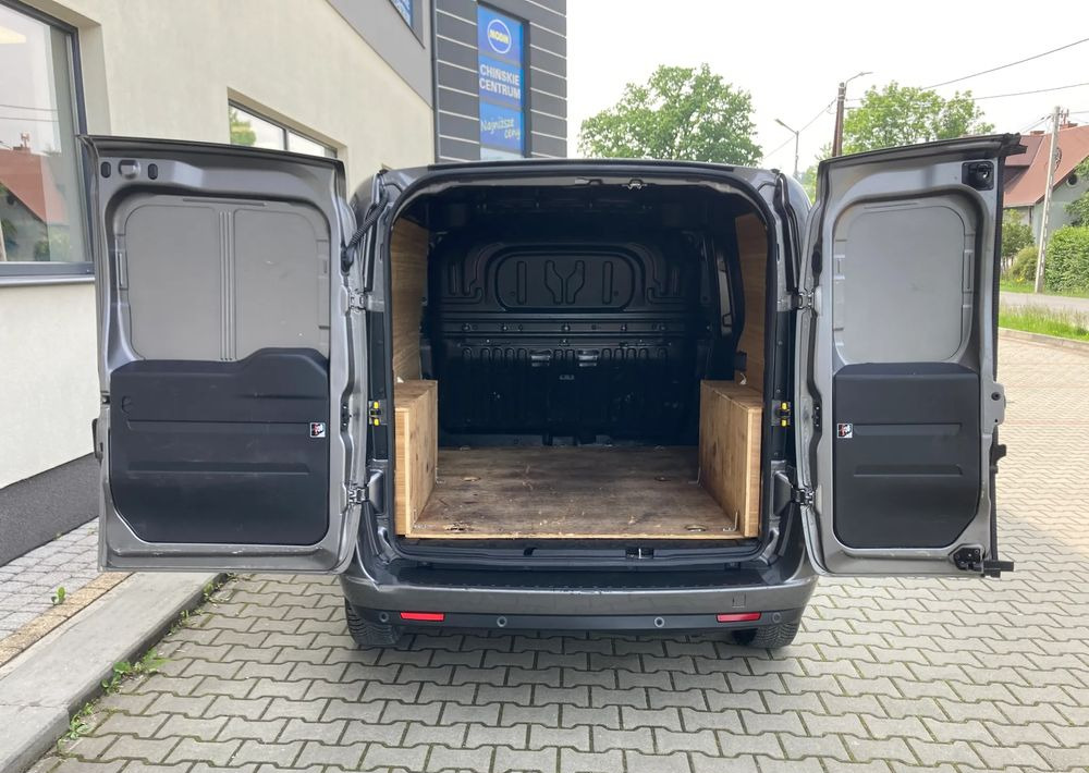 Fiat FIAT DOBLO 3 OSOBOWY krótki parnter berlingo - Furgon: 5 kép. Fiat FIAT DOBLO 3 OSOBOWY krótki parnter berlingo - Furgon: 5 kép.