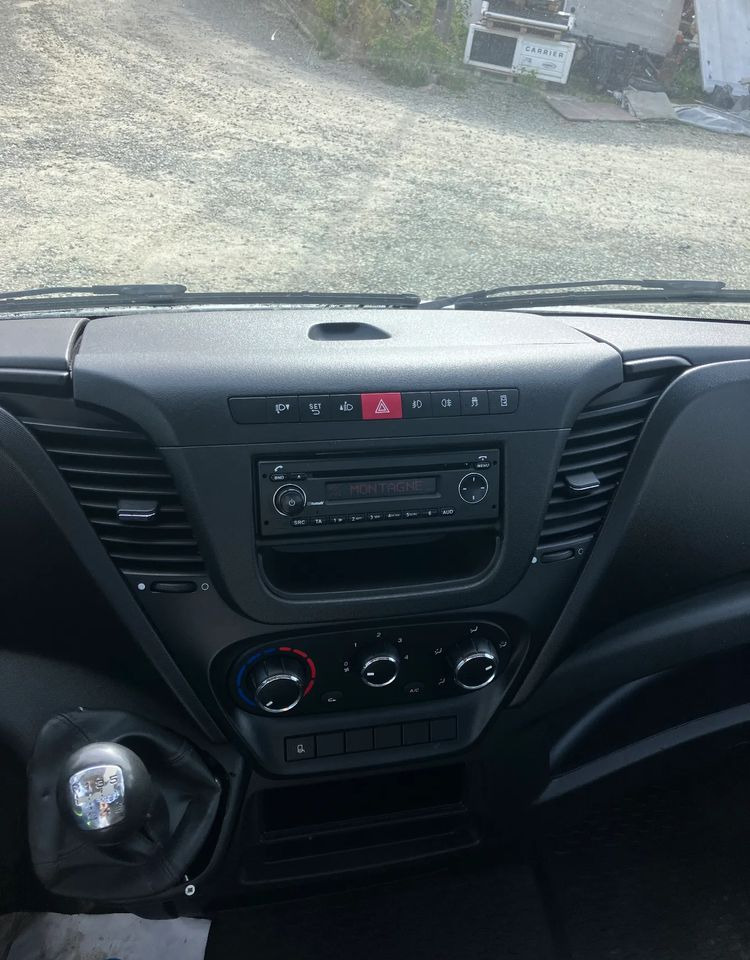 Billenőplatós kisteherautó Iveco Iveco daily 35C13 wywrotka solidny kiper: 9 kép. Billenőplatós kisteherautó Iveco Iveco daily 35C13 wywrotka solidny kiper: 9 kép.