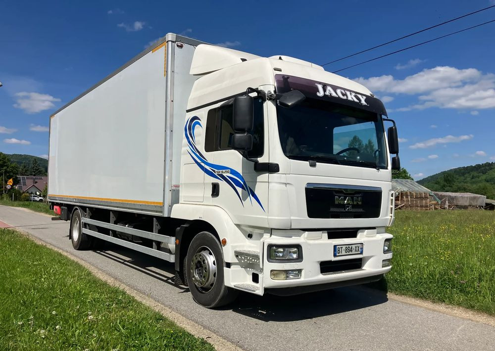 MAN MAN TGM 18.290 KURIERKA KONTENER 20 PALET SYPIALKA - Dobozos felépítményű teherautó: 2 kép. MAN MAN TGM 18.290 KURIERKA KONTENER 20 PALET SYPIALKA - Dobozos felépítményű teherautó: 2 kép.