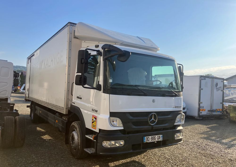 Mercedes-Benz Atego 1218  kurierka kontener - Dobozos felépítményű teherautó: 1 kép. Mercedes-Benz Atego 1218  kurierka kontener - Dobozos felépítményű teherautó: 1 kép.