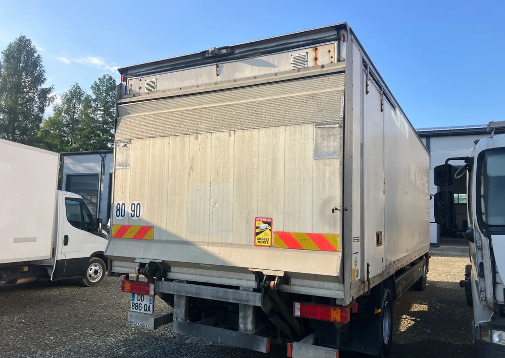 Mercedes-Benz Atego 1218 kurierka kontener - Dobozos felépítményű teherautó: 4 kép. Mercedes-Benz Atego 1218 kurierka kontener - Dobozos felépítményű teherautó: 4 kép.