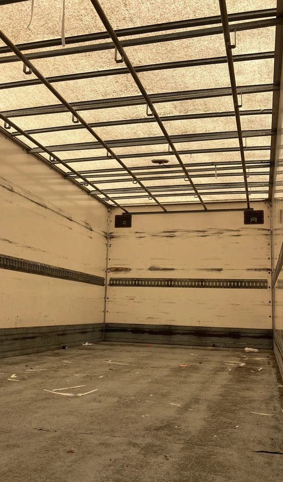 Mercedes-Benz Atego 1218 kurierka kontener - Dobozos felépítményű teherautó: 5 kép. Mercedes-Benz Atego 1218 kurierka kontener - Dobozos felépítményű teherautó: 5 kép.