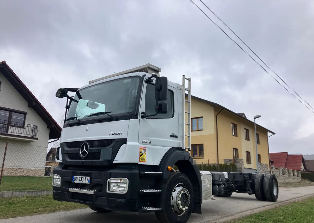 Mercedes-Benz Mercedes Axor 1829 Rama do zabudowy kiper beczka hakowiec laweta - Alvaz teherautó: 2 kép. Mercedes-Benz Mercedes Axor 1829 Rama do zabudowy kiper beczka hakowiec laweta - Alvaz teherautó: 2 kép.