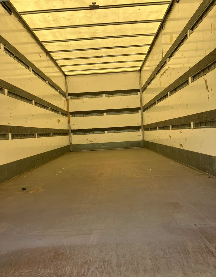 Renault Renault Midlum 220 dxi Kurierka kontener - Dobozos felépítményű teherautó: 5 kép. Renault Renault Midlum 220 dxi Kurierka kontener - Dobozos felépítményű teherautó: 5 kép.