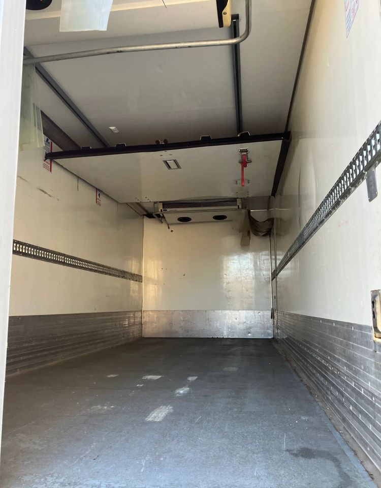 Renault Renault Midlum 220chłodnia izoterma - Hűtős teherautó: 5 kép. Renault Renault Midlum 220chłodnia izoterma - Hűtős teherautó: 5 kép.