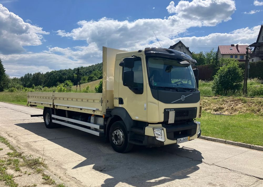 Volvo FL 280 skrzynia burtówka laweta - Platós teherautó: 2 kép. Volvo FL 280 skrzynia burtówka laweta - Platós teherautó: 2 kép.