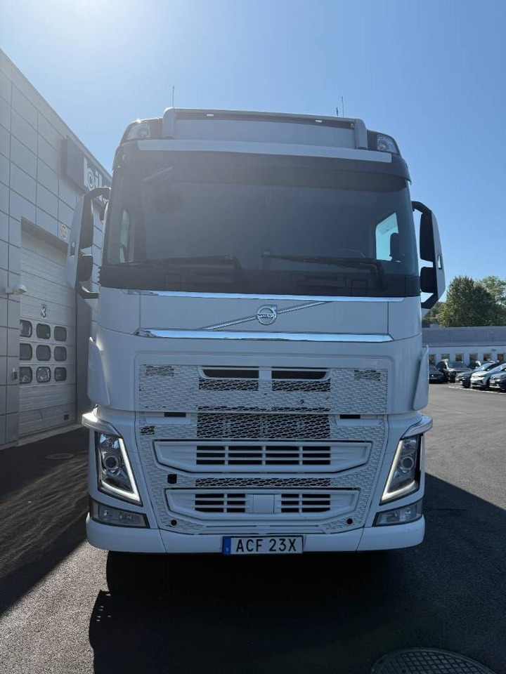 Volvo FH 540 6x2 - Dobozos felépítményű teherautó: 2 kép. Volvo FH 540 6x2 - Dobozos felépítményű teherautó: 2 kép.