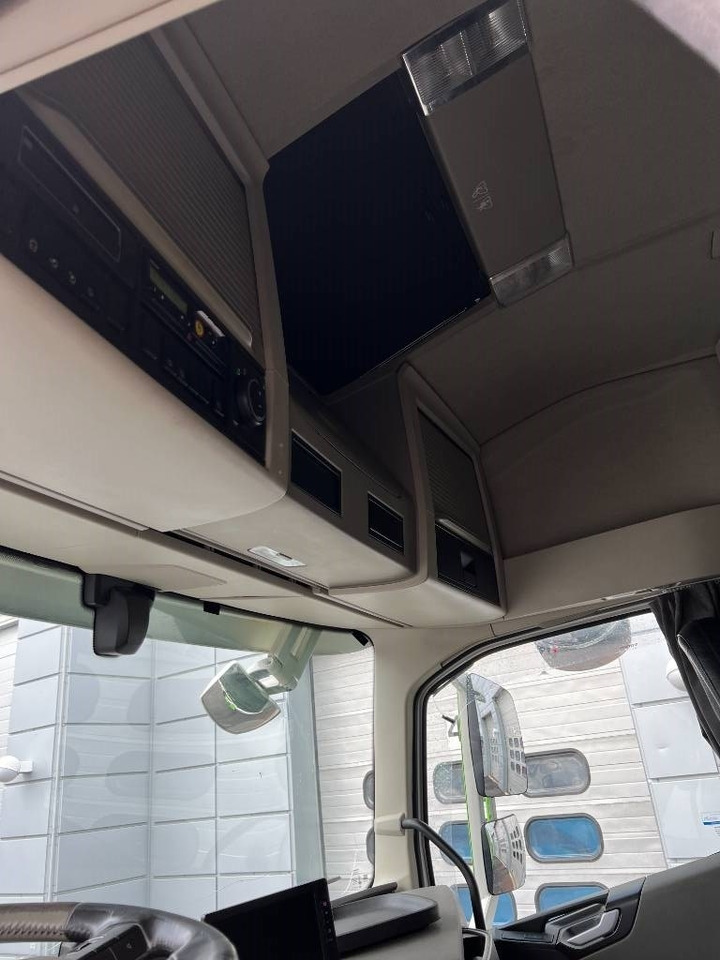 Volvo FH 8*4 - Billenőplatós teherautó: 3 kép. Volvo FH 8*4 - Billenőplatós teherautó: 3 kép.