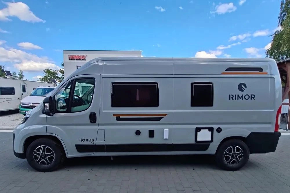 Fiat Ducato Rimor Horus 45 NEW AUTOMAT Grau Truma Diesel Lampen FULL LED 4-Sitzer - Kempingautó: 4 kép. Fiat Ducato Rimor Horus 45 NEW AUTOMAT Grau Truma Diesel Lampen FULL LED 4-Sitzer - Kempingautó: 4 kép.