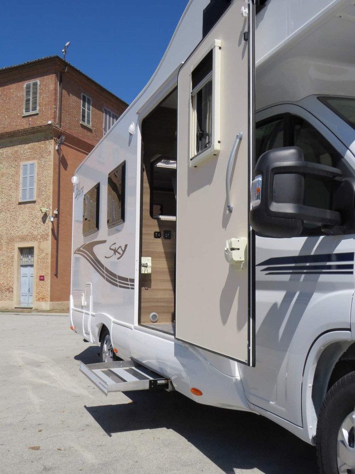 Fiat Ducato - Lakóautó: 2 kép. Fiat Ducato - Lakóautó: 2 kép.
