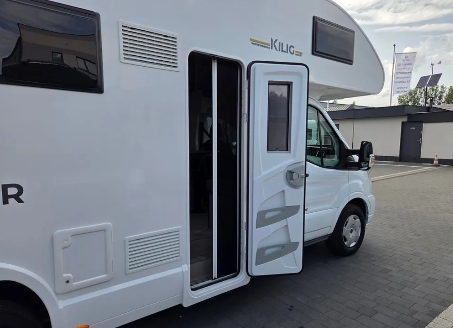 RIMOR Rimor KILIG 695 NEW Retrofitted 5-Passenger Winterized Camera Navigation - Kempingautó: 5 kép. RIMOR Rimor KILIG 695 NEW Retrofitted 5-Passenger Winterized Camera Navigation - Kempingautó: 5 kép.