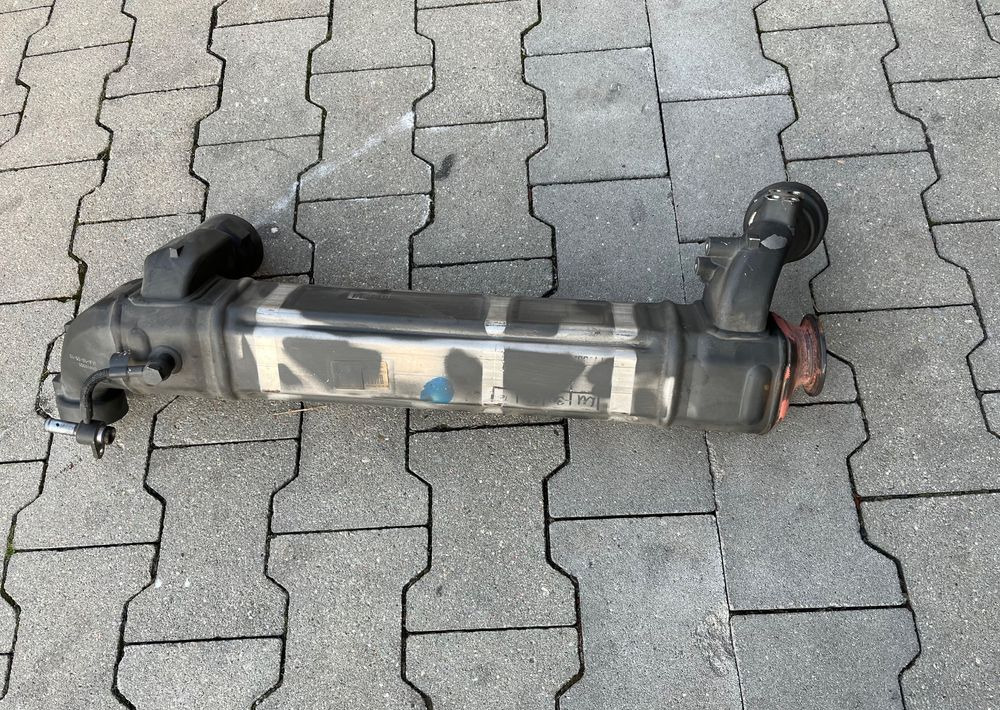 Recyrkulator spalin DAF XF 106 euro 6 lift chłodnica spalin AGR - Kipufogó leömlő - Teherautó: 2 kép. Recyrkulator spalin DAF XF 106 euro 6 lift chłodnica spalin AGR - Kipufogó leömlő - Teherautó: 2 kép.