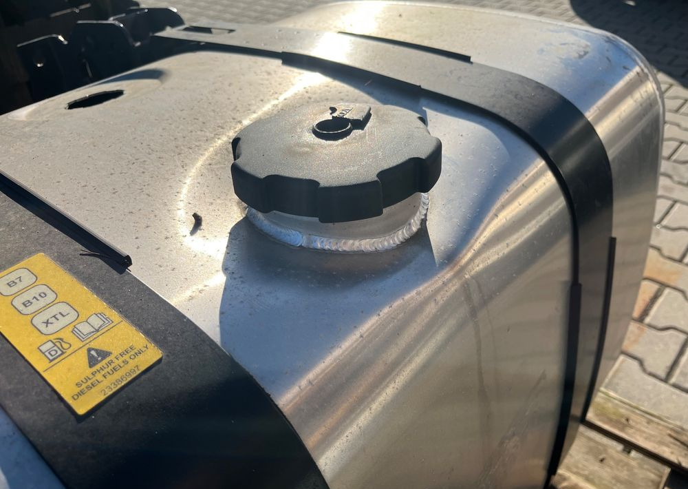 Üzemanyagrendszer - Teherautó Zbiornik paliwa Volvo FH FM Renault 255 L low deck megi bak: 6 kép.