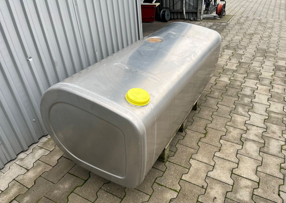 Zbiornik paliwa Volvo FH FM Renault 475 litrów bak low deck - Üzemanyagrendszer - Teherautó: 3 kép. Zbiornik paliwa Volvo FH FM Renault 475 litrów bak low deck - Üzemanyagrendszer - Teherautó: 3 kép.