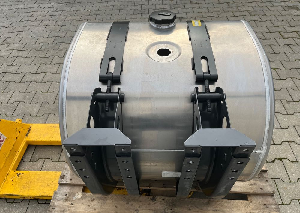 Zbiornik paliwa Volvo FH Renault 330 litrów bak jak nowy - Üzemanyagrendszer - Teherautó: 4 kép. Zbiornik paliwa Volvo FH Renault 330 litrów bak jak nowy - Üzemanyagrendszer - Teherautó: 4 kép.