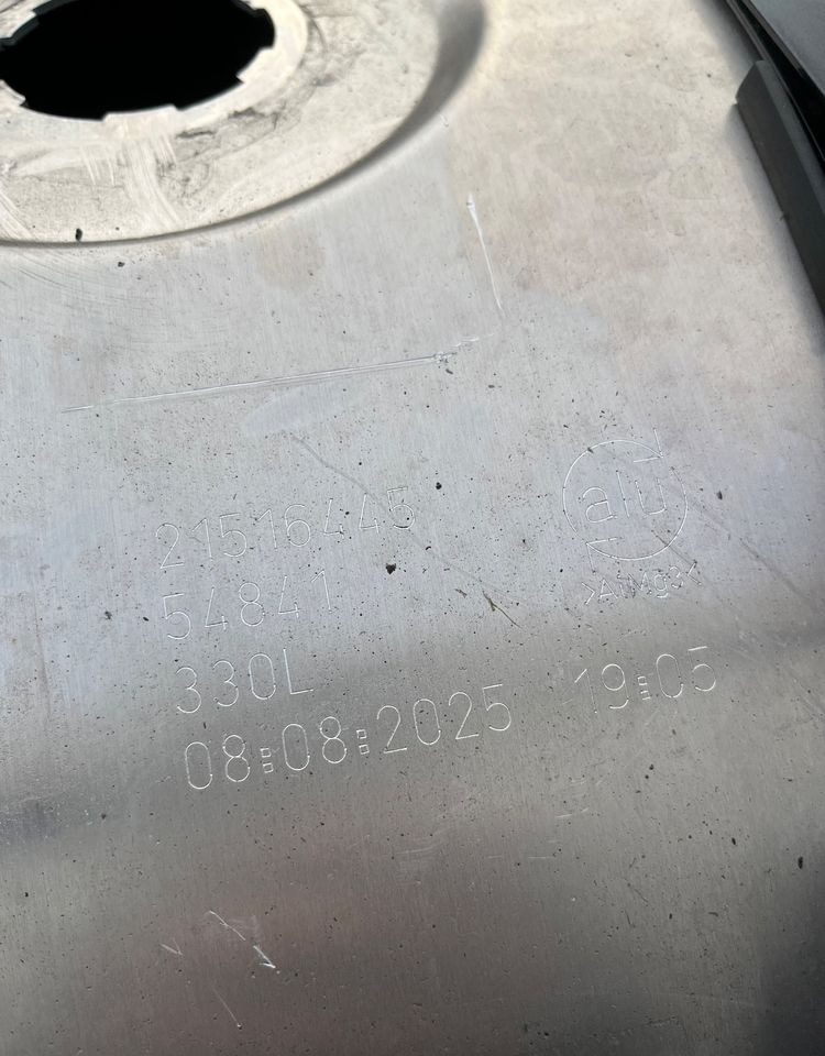 Zbiornik paliwa Volvo FH Renault 330 litrów bak jak nowy - Üzemanyagrendszer - Teherautó: 5 kép. Zbiornik paliwa Volvo FH Renault 330 litrów bak jak nowy - Üzemanyagrendszer - Teherautó: 5 kép.