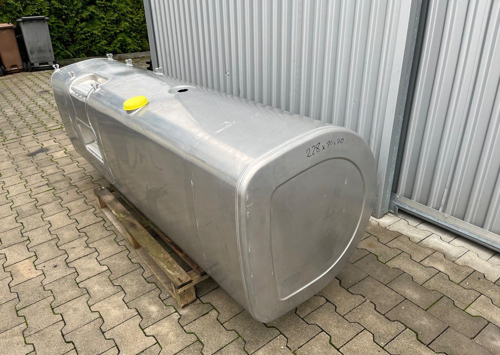 Zbiornik paliwa Volvo FH Renault 900 litrów bak jak nowy - Üzemanyagrendszer - Teherautó: 2 kép. Zbiornik paliwa Volvo FH Renault 900 litrów bak jak nowy - Üzemanyagrendszer - Teherautó: 2 kép.