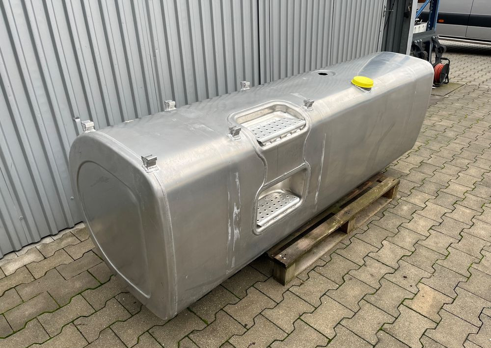 Zbiornik paliwa Volvo FH Renault 900 litrów bak jak nowy - Üzemanyagrendszer - Teherautó: 3 kép. Zbiornik paliwa Volvo FH Renault 900 litrów bak jak nowy - Üzemanyagrendszer - Teherautó: 3 kép.