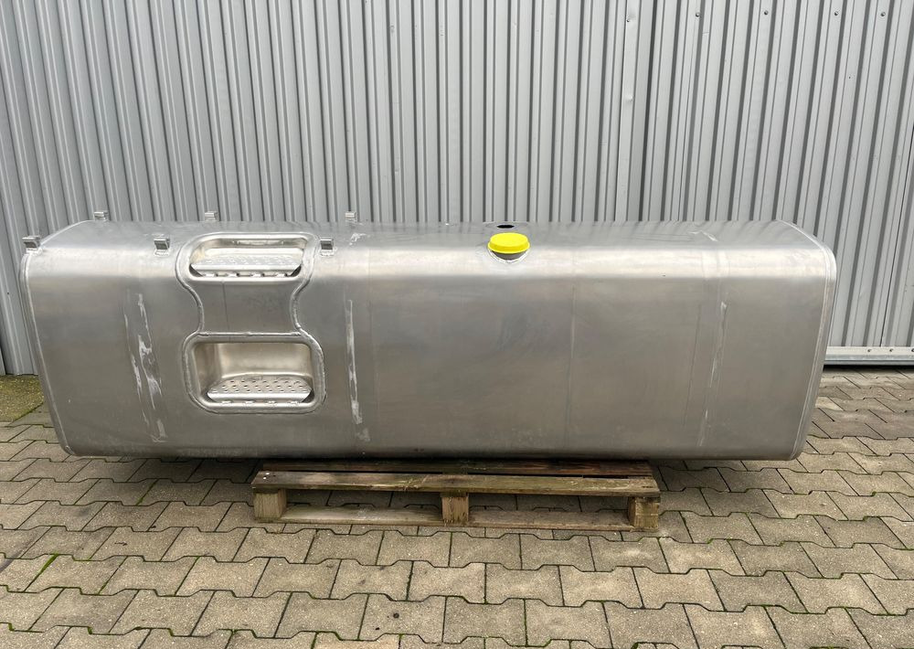 Zbiornik paliwa Volvo FH Renault 900 litrów bak jak nowy - Üzemanyagrendszer - Teherautó: 1 kép. Zbiornik paliwa Volvo FH Renault 900 litrów bak jak nowy - Üzemanyagrendszer - Teherautó: 1 kép.