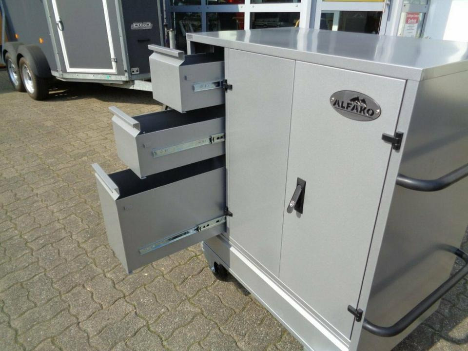 Anhänger Sattelschrank, fahrbar, abschließbar - Szerszám/ Felszerelés: 5 kép. Anhänger Sattelschrank, fahrbar, abschließbar - Szerszám/ Felszerelés: 5 kép.