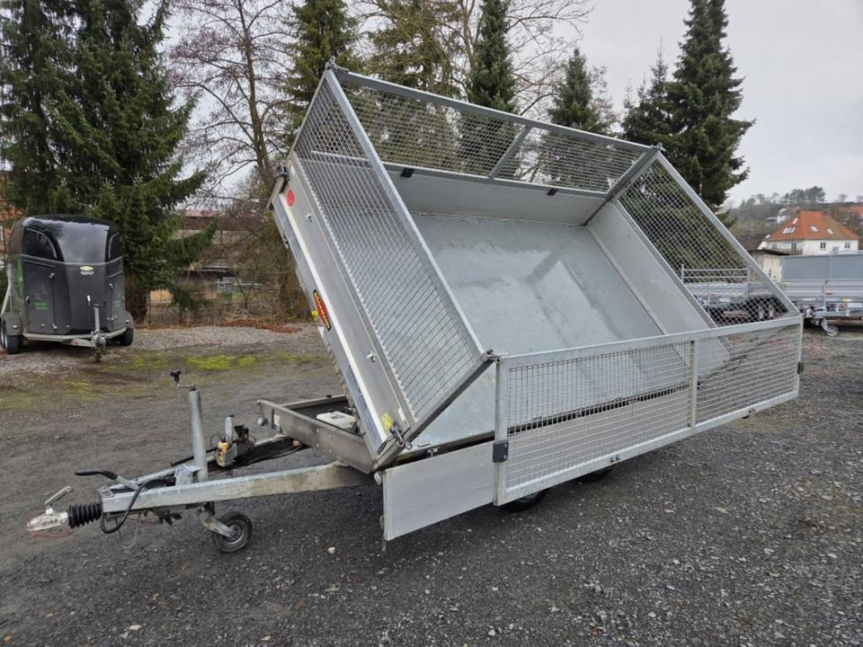 Böckmann DK-AL 3218/27 PKW-Anhänger Elektro Dreiseitenkipper 2,7t - Pótkocsi billenőplatós: 1 kép. Böckmann DK-AL 3218/27 PKW-Anhänger Elektro Dreiseitenkipper 2,7t - Pótkocsi billenőplatós: 1 kép.