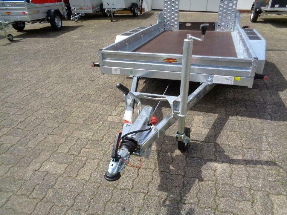 Böckmann, PKW-Anhänger, Baumaschinentransporter, 2,7 to. 100 km/h - Gépszállító utánfutó: 2 kép. Böckmann, PKW-Anhänger, Baumaschinentransporter, 2,7 to. 100 km/h - Gépszállító utánfutó: 2 kép.