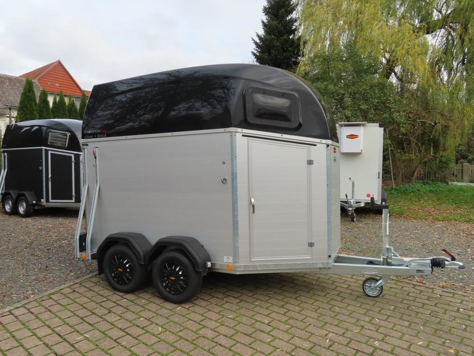 Böckmann Pferdeanhänger, Champion, Esprit, Sattelkammer, 100 km/h - Lószállító utánfutó: 2 kép. Böckmann Pferdeanhänger, Champion, Esprit, Sattelkammer, 100 km/h - Lószállító utánfutó: 2 kép.