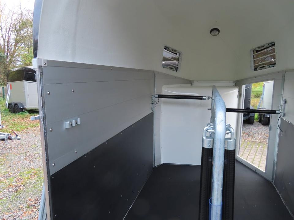 Böckmann Pferdeanhänger, Champion, Esprit, Sattelkammer, 100 km/h - Lószállító utánfutó: 5 kép. Böckmann Pferdeanhänger, Champion, Esprit, Sattelkammer, 100 km/h - Lószállító utánfutó: 5 kép.