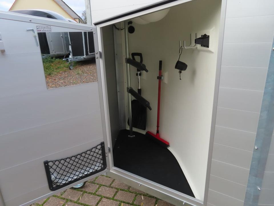 Böckmann Pferdeanhänger, Champion, Esprit, Sattelkammer, 100 km/h - Lószállító utánfutó: 3 kép. Böckmann Pferdeanhänger, Champion, Esprit, Sattelkammer, 100 km/h - Lószállító utánfutó: 3 kép.