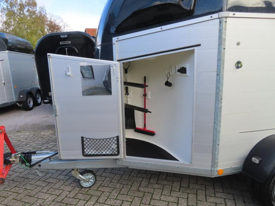 Böckmann Pferdeanhänger Champion R, Alub., 100 km/h - Lószállító utánfutó: 3 kép. Böckmann Pferdeanhänger Champion R, Alub., 100 km/h - Lószállító utánfutó: 3 kép.