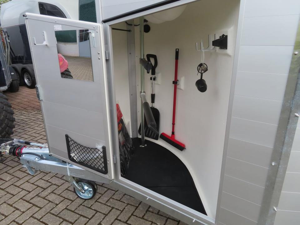 Böckmann Pferdeanhänger Champion R Flügeltür Saka. 100km/h - Lószállító utánfutó: 4 kép. Böckmann Pferdeanhänger Champion R Flügeltür Saka. 100km/h - Lószállító utánfutó: 4 kép.