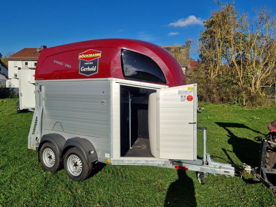 Böckmann Pferdeanhänger Champion R, SaKa., 100 km/h - Lószállító utánfutó: 2 kép. Böckmann Pferdeanhänger Champion R, SaKa., 100 km/h - Lószállító utánfutó: 2 kép.